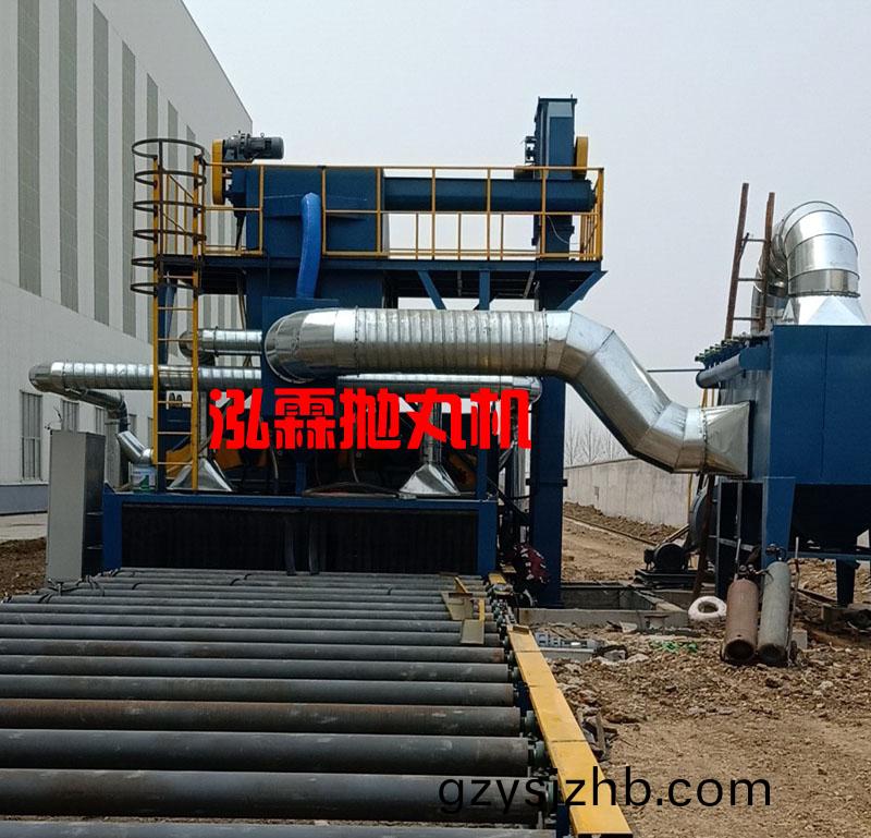 鋼闆抛丸(wan)除(chu)鏽機(ji)對(dui)鋼(gang)闆進(jin)行錶(biao)麵(mian)處理(li)