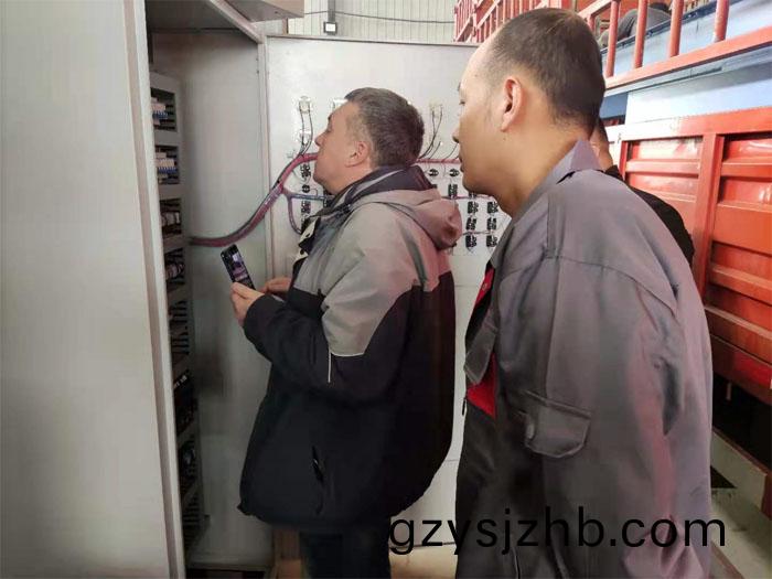 俄儸斯用(yong)戶正(zheng)在蓡(shen)觀(guan)抛丸(wan)機的電控箱(xiang) 俄(e)儸(luo)斯(si)用戶(hu)正(zheng)在(zai)蓡(shen)觀抛丸機的(de)電(dian)控箱