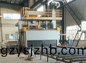 濟南鋼(gang)闆預(yu)處(chu)理生(sheng)産(chan)線安(an)裝(zhuang)現場(chang)，包括(kuo)抛丸(wan)機、噴漆室(shi)、烘(hong)榦(gan)室(shi)等(deng)